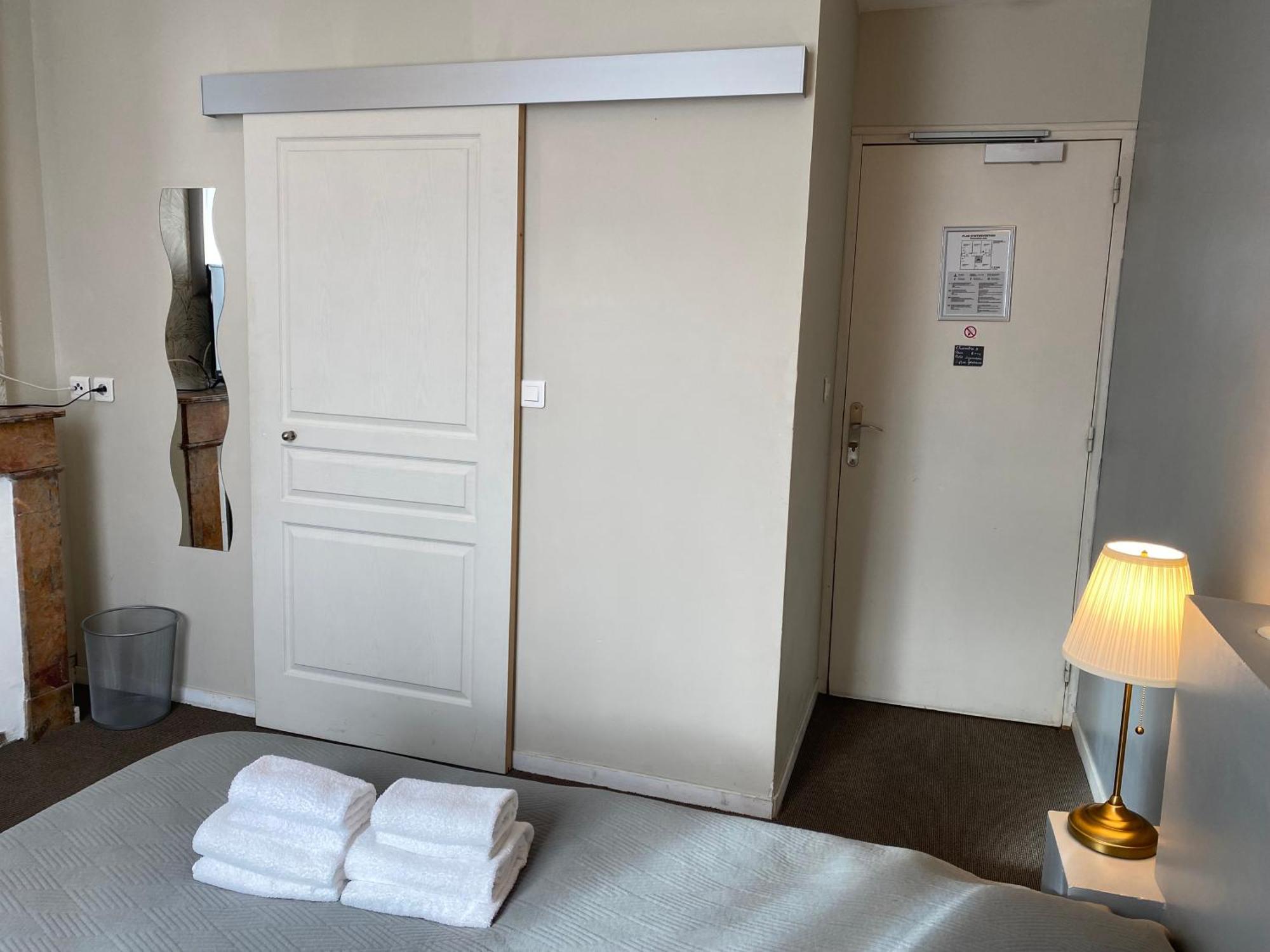 Hotel Saint Yves Nantes Esterno foto